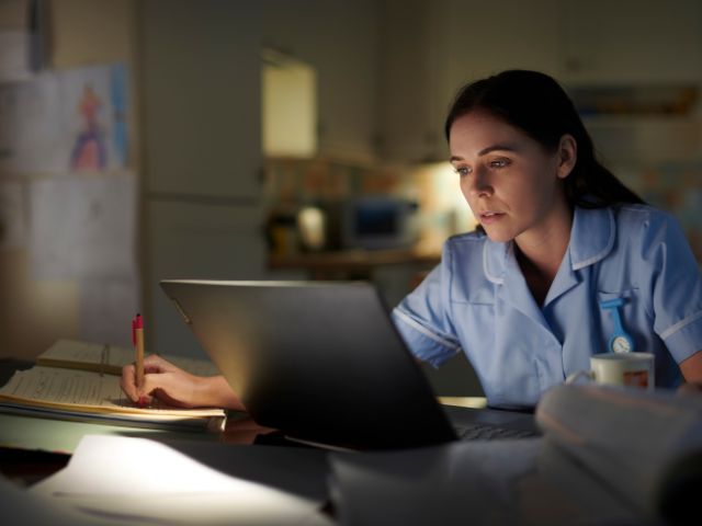 Nurse studying at her computer for the Georgia nursing license renewal